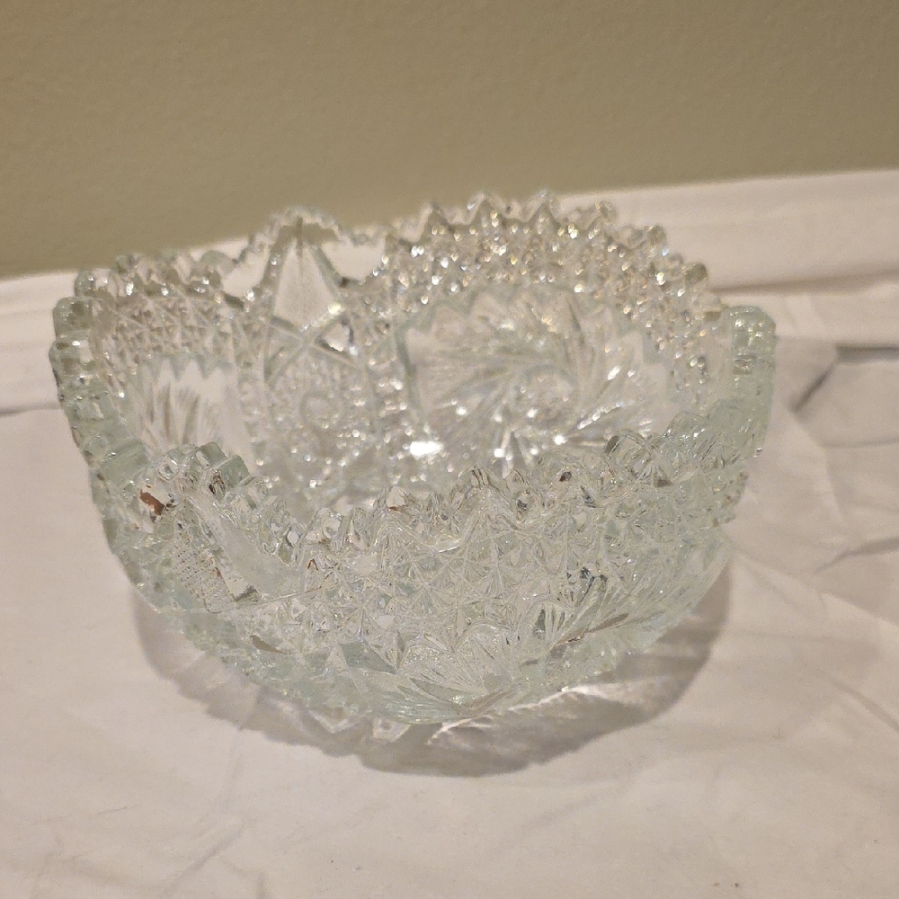 L.E. Smith "Comet in the Stars" pattern pressed glass bowl measures 7.5"W x 4"H